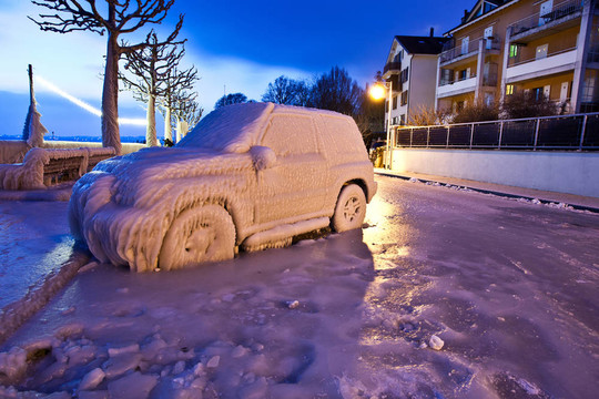 冰雪覆蓋的車
