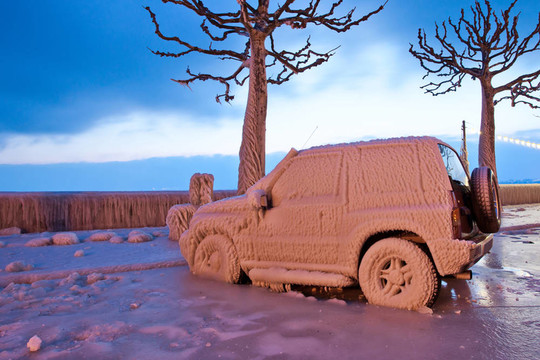 冰雪覆蓋的車