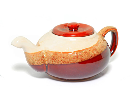 白底棕色茶壺