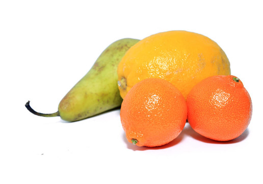 梨；在白色背景的Tangerine夜店和檸檬