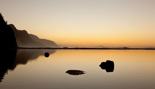 朦朧的夕陽在納巴的海岸線