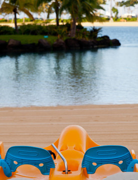 海洋海灘上的Pedalos
