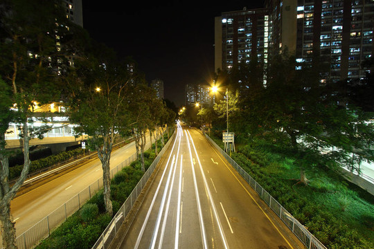在夜晚的香港公路交通