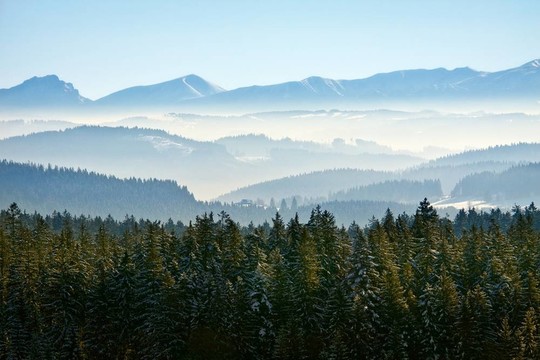 早晨冬天平靜的山水