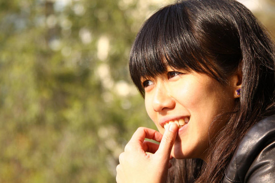 面帶微笑的亞洲女人