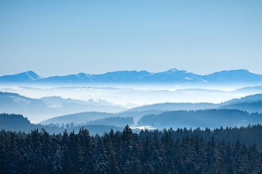 早晨冬天平靜的山水