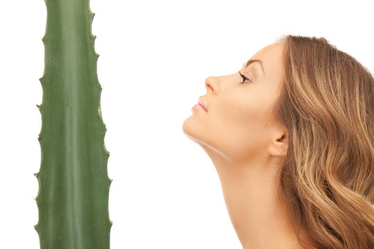 可愛的女人與aloe vera
