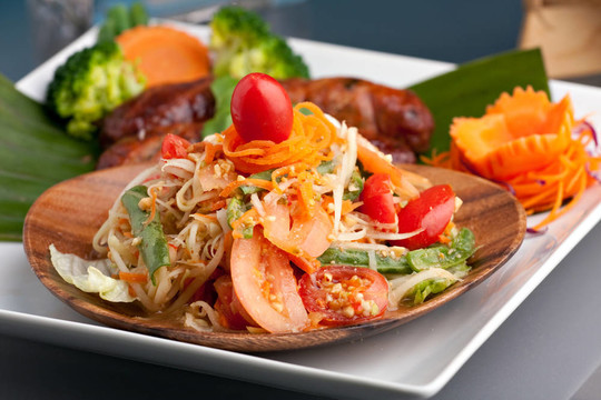 泰國(guó)香腸和Som Tum Salad