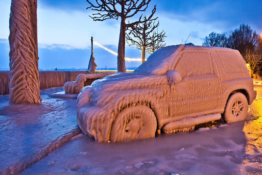 冰雪覆蓋的車