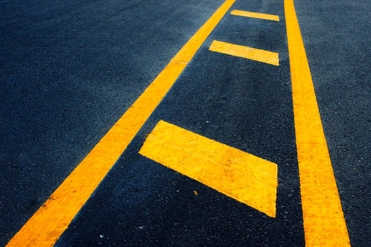 公路上的黃色分界線