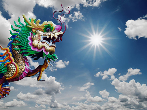 中國龍雕像和晴朗的天空