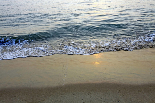 夕陽下的波浪為背景