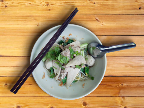 干細(xì)面條肉丸