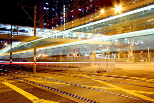 輕軌香港的夜晚；它是這個(gè)城市的一種交通工具。