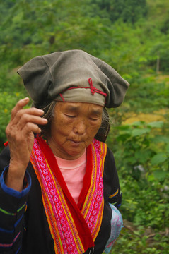 一位老婦人的苗族的肖像