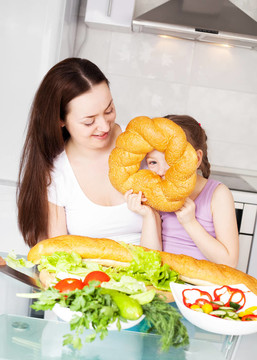 母女做飯