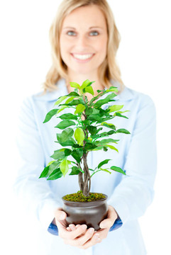 抱著植物的聰明女人