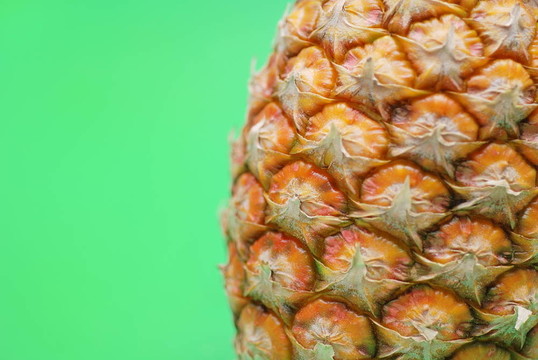 在綠色背景的菠蘿