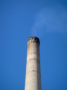 奧克蘭電廠的煙囪在晴朗的天氣里放出一層煙霧