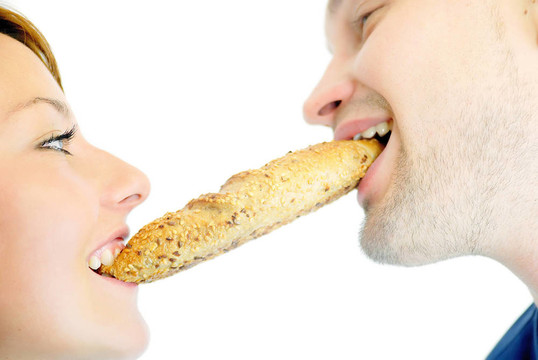 幸福的夫婦吃牛角包