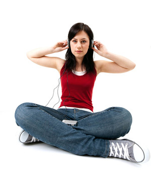 年輕的女人帶著耳機、MP3播放器