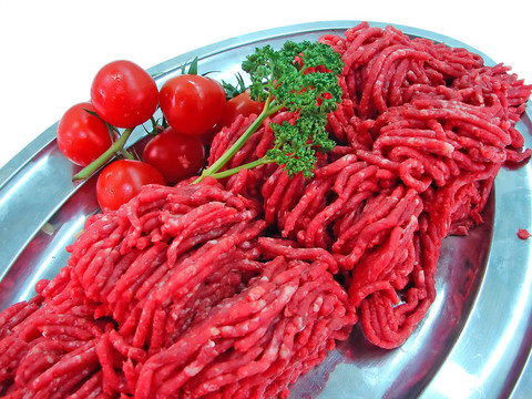 新鮮肉和番茄盤