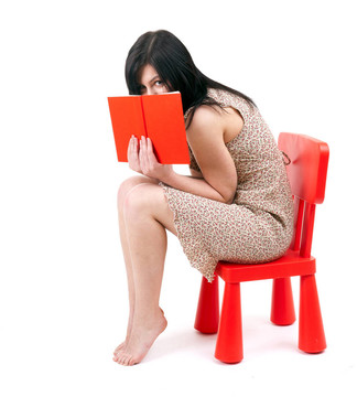 坐在紅色；孩子的椅子年輕女子封面書