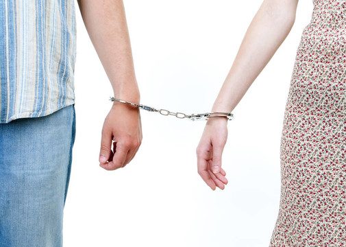 兩個人；女人和男人共同的手銬