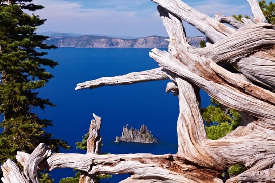 火山湖；幽靈船