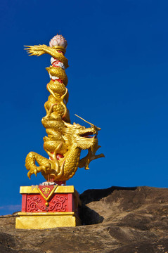 在農(nóng)村中國(guó)龍的雕像
