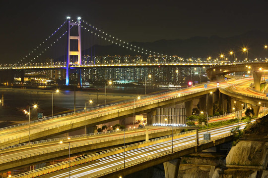 夜間高速公路和橋梁