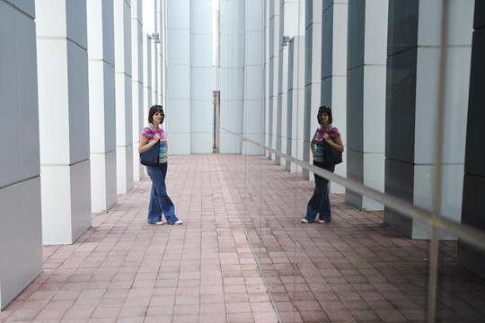 美麗的年輕女子在城市