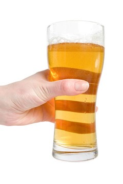 女手拿杯啤酒