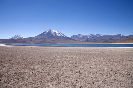在阿塔卡馬沙漠附近的Lagunas Miscanti和Meniques的安第斯山脈
