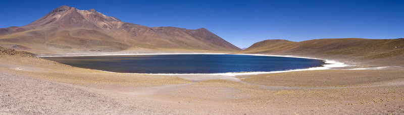 在阿塔卡馬沙漠附近的Lagunas Miscanti和Meniques的安第斯山脈