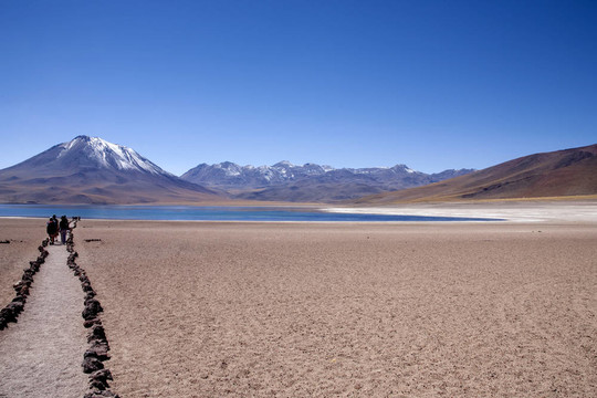 在阿塔卡馬沙漠附近的Lagunas Miscanti和Meniques的安第斯山脈