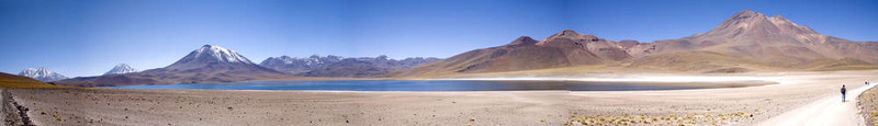 在阿塔卡馬沙漠附近的Lagunas Miscanti和Meniques的安第斯山脈