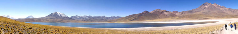在阿塔卡馬沙漠附近的Lagunas Miscanti和Meniques的安第斯山脈
