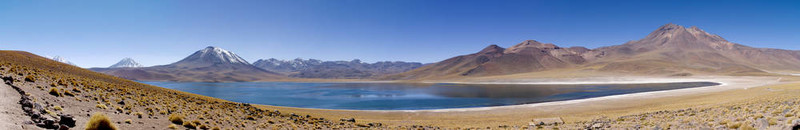 在阿塔卡馬沙漠附近的Lagunas Miscanti和Meniques的安第斯山脈
