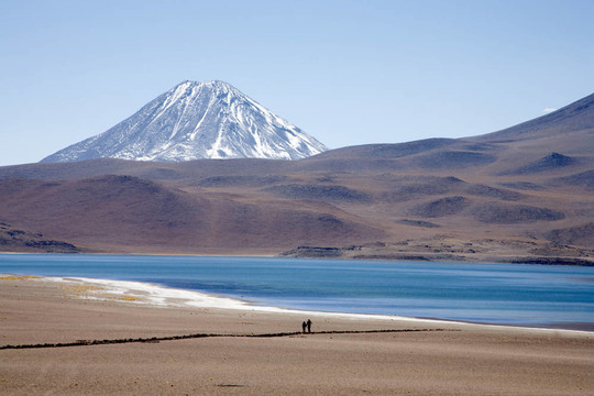 在阿塔卡馬沙漠附近的Lagunas Miscanti和Meniques的安第斯山脈