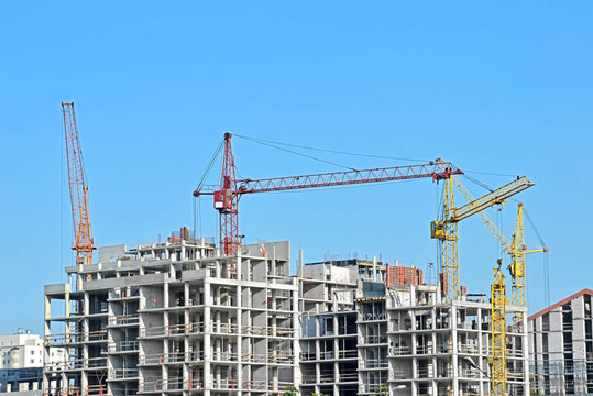 起重機(jī)和建筑工地反對(duì)藍(lán)天
