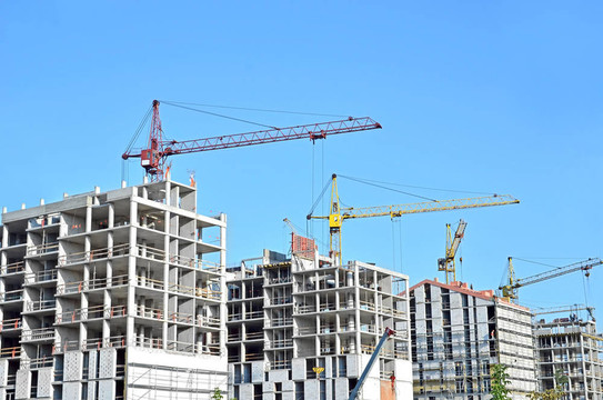 起重機(jī)和建筑工地反對(duì)藍(lán)天