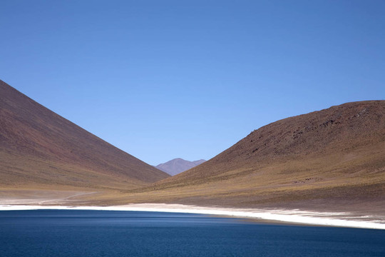 在阿塔卡馬沙漠附近的Lagunas Miscanti和Meniques的安第斯山脈