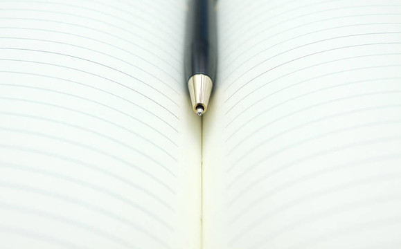 書(shū)中間的鋼筆