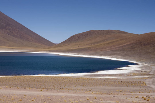 在阿塔卡馬沙漠附近的Lagunas Miscanti和Meniques的安第斯山脈