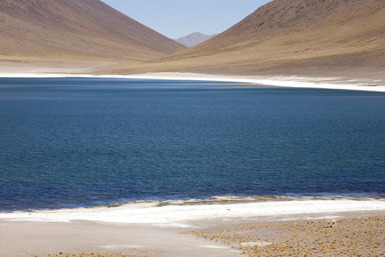 在阿塔卡馬沙漠附近的Lagunas Miscanti和Meniques的安第斯山脈