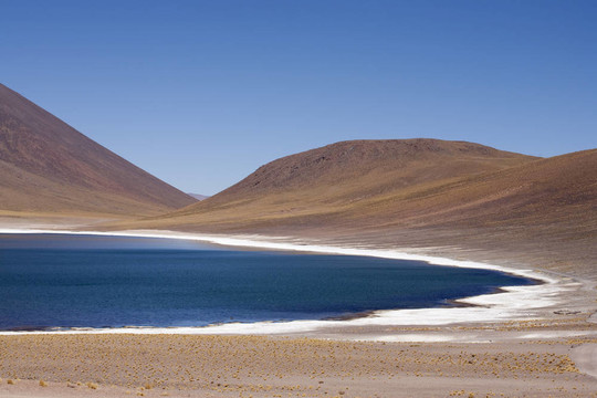 在阿塔卡馬沙漠附近的Lagunas Miscanti和Meniques的安第斯山脈