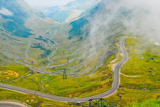 在喀爾巴阡山脈transfagarasan路；羅馬尼亞；歐洲