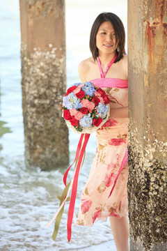 海灘上有美麗花束的女士肖像