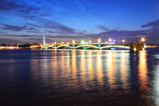 該場(chǎng)地大橋夜景